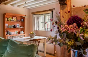 Charming 2BD Cottage in the Heart of Kingham! - Image 2