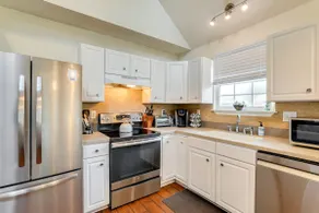 Cozy Home w/ Yard ~ 9 Mi to Dtwn Charleston! - Image 2