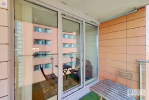 FREE PARKING - Stylish Three Bedroom Apartment by London ExCeL - Image 4