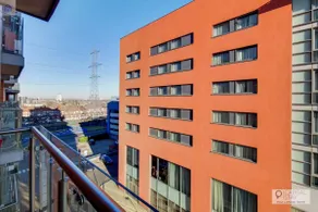 FREE PARKING - Stylish Three Bedroom Apartment by London ExCeL - Image 3