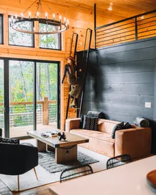 New Treehaus w/ Amazing Views, Hot tub 2/2 + loft - Image 2