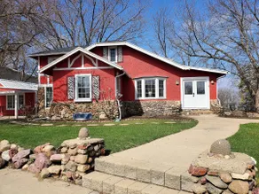 The Artsy Tartsy Cottage at the Lake - Image 3