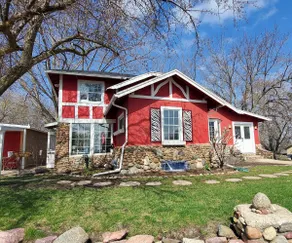 The Artsy Tartsy Cottage at the Lake - Image 4