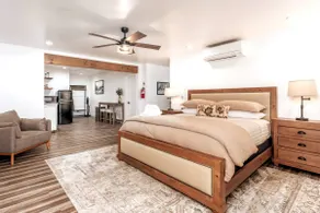 Chic Yosemite Escape: King Suite w/ Plush Comforts - Image 4