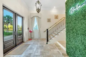 Bella Villa Waterfront Suite - Image 3