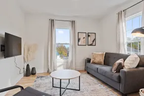 Bright 1 Bedroom - Wifi, Parking, Smart TV - Image 2