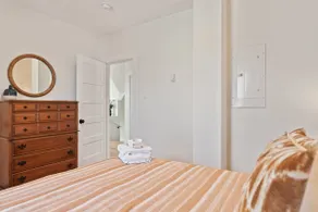 Bright 1 Bedroom - Wifi, Parking, Smart TV - Image 5