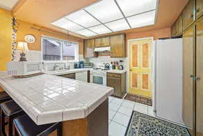 (# 251) Costa Mesa 4-Zimmer-Haus mit großem Garten neben einem Park. - Image 4