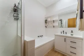 Cozy Newtown 2 bedroom unit - Image 5
