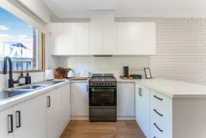 Cozy Newtown 2 bedroom unit - Image 3