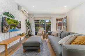 Cozy Newtown 2 bedroom unit - Image 2