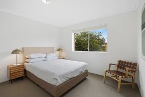 Spacious 2-Bed Apartment Near City Centre - Image 2