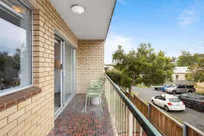 Spacious 2-Bed Apartment Near City Centre - Image 5