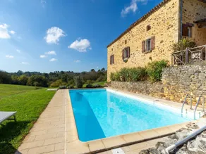 Country house with pool in prime location - Image 2