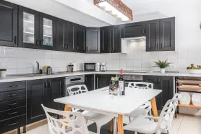 Modern Family Duplex with Access to the Pool - Image 4