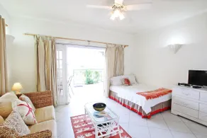 Casual Beachfront 1-Bed with Pool - Image 5