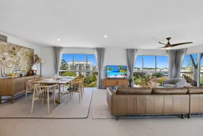 Luxurious Penthouse Near Beach with Unmatched Views - Image 3