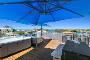 Luxurious Penthouse Near Beach with Unmatched Views - Image 2