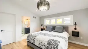 Lakeside Luxury: King Bed, Gas Fireplace - Image 4