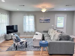 Hues of Blue 2BR 2BA Home on Quiet Street - Image 2