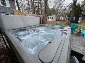 Wally’s Cottage  |Kayaks|Hot Tub|Fire Pit|Central! - Image 4