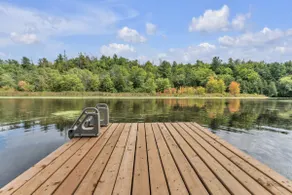 Marble Rock Retreat: Elegant Riverside Escape - Image 3