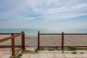 Sunny seafront chalet - sleeps 6 - Image 4