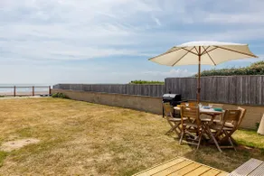 Sunny seafront chalet - sleeps 6 - Image 5