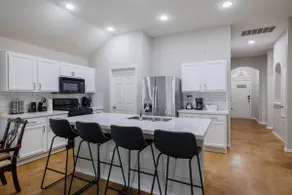 Perfect Retreat: Central Location w/ Serene Vibes. - Image 4