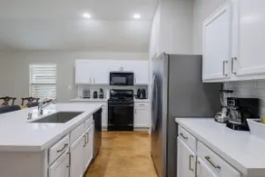 Perfect Retreat: Central Location w/ Serene Vibes. - Image 5