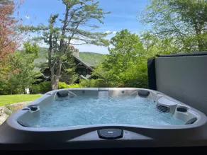 Mansion on lake with hot tub & stunning views. - Image 4