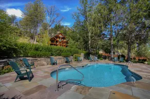 Mansion on lake with hot tub & stunning views. - Image 3