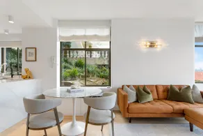 Boutique 2-Bed with Stunning Sydney Harbour Views - Image 2