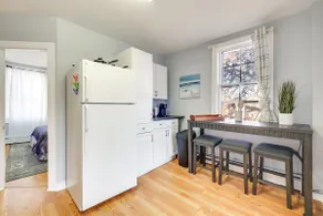 Cozy Water-View Apt in the Heart of Downtown! - Image 2
