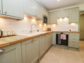 Holiday Home in Cotswolds with Hot Tub - Image 3