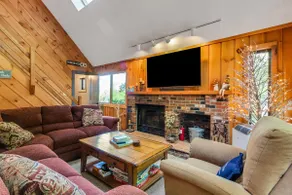 Bears Den Chalet | Ski Home, Ski Shuttle, Hot Tub! - Image 4