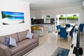 Hawkesnest Balcony House - Image 3