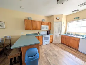 3 floors, sleeps 12, 3.5 baths in Marblehead - Image 3