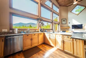 Lookout Mountain Chalet: Luksus, Hot Tub, hund venlig, 1. 9 miles til Whiteface, Mountain Views, 12 sovepladser, Sauna, & Pejs - Image 4