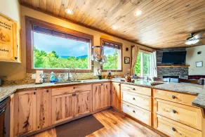 Whiteface Mountain Chalet: Luksus, Hot Tub, Dog Friendly, 1. 4 miles til Whiteface, Mountain Views, 16 sovepladser, Sauna, & Pejs - Image 3