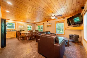 Cascade Mountain Chalet: Luksus, Hot Tub, Dog Friendly, 1 km til Whiteface, 8 sovepladser, Sauna, & Pejs - Image 3