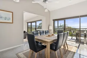 Amaroo - Coastal Stay with Ocean Views - Image 3