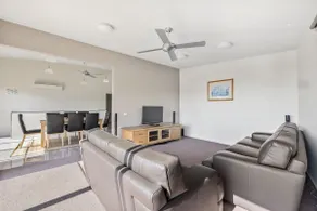 Amaroo - Coastal Stay with Ocean Views - Image 4