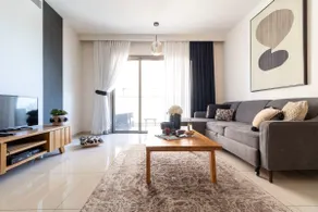 Spacious 2 bedrooms+parking in city center - Image 5