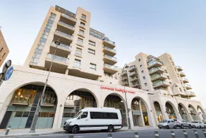 Spacious 2 bedrooms+parking in city center - Image 2
