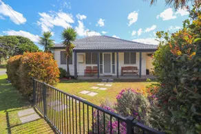 Beachside Cottage at Blacksmiths - Image 2