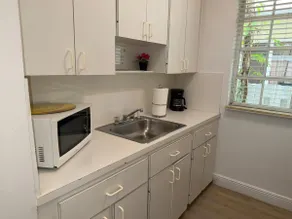 South Beach! #4, 2 Queen Beds, Futon, FREE Parking - Image 3