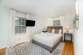 Close 2 Southpark Pet Friendly w Fenced-In Yard - Image 2