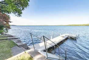 Lakeside Gem: Panoramic Views & Private Beach - Image 3