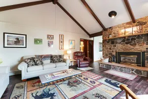 Lakeside Gem: Panoramic Views & Private Beach - Image 5